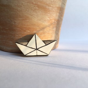 Spilla minimalista fatta a mano in argilla polimerica con barchetta di carta origami, spilla unica dipinta a mano, regalo