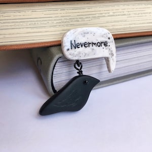 Quoth the Raven... Unikatowa, ręcznie wykonana broszka dla wielbiciela książek z motywem Edgara Allana Poe.