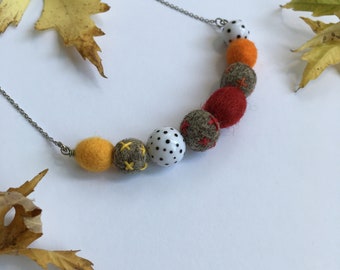 Collier de perles unique en son genre en feutre fait main couleurs d'automne orange jaune rouge