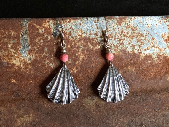Sterling shell dangling earrings with pink, dyed … - image 8