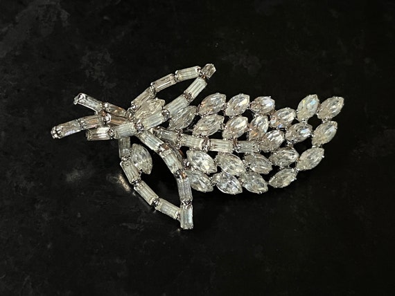 Weiss crystal brooch. Festive bling in excellent … - image 1