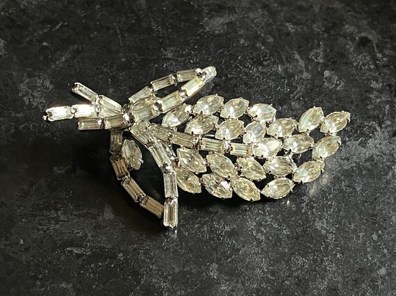 Weiss crystal brooch. Festive bling in excellent … - image 5