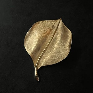 Vintage Trifari gold tone smooth leaf brooch. Striking design in gold textured metal