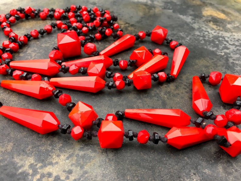 faceted beaded necklace in brilliant red and black. Czech Deco era knotted