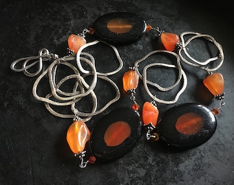 Halskette aus Sterling mit Karneol und gefärbten Karneol "verflecktes Glas" Steine. Einzigartig, grafisch, modern.