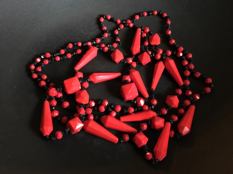 faceted beaded necklace in brilliant red and black. Czech Deco era knotted