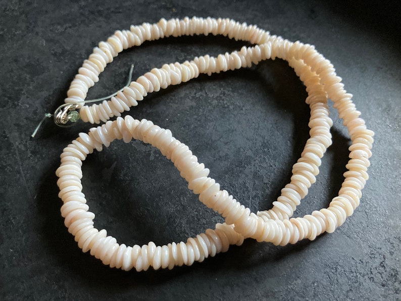 Sweet and refined for the desert island Vintage petit natural puka shell necklace Needs restringing!