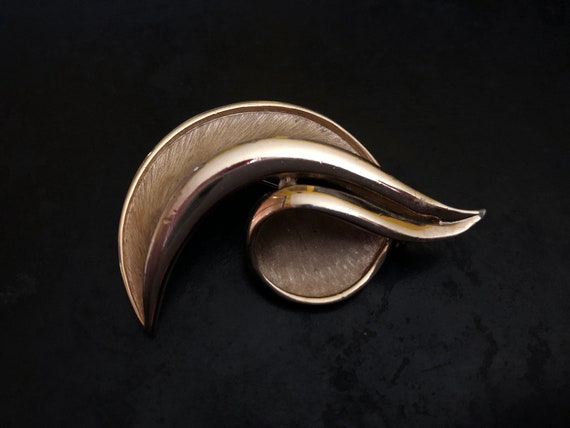 Vintage Trifari gold tone split leaf brooch. Gest… - image 4