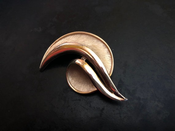 Vintage Trifari gold tone split leaf brooch. Gest… - image 3