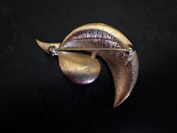 Vintage Trifari gold tone split leaf brooch. Gest… - image 5