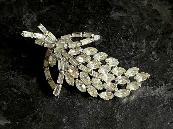 Weiss crystal brooch. Festive bling in excellent … - image 4