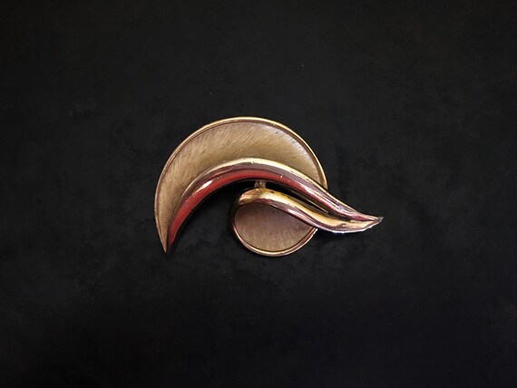 Vintage Trifari gold tone split leaf brooch. Gest… - image 7