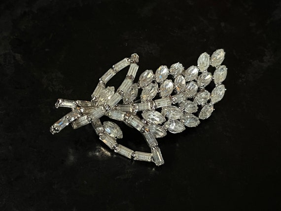 Weiss crystal brooch. Festive bling in excellent … - image 7