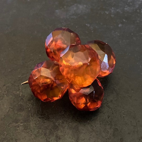 Sweet small Victorian amber cluster brooch