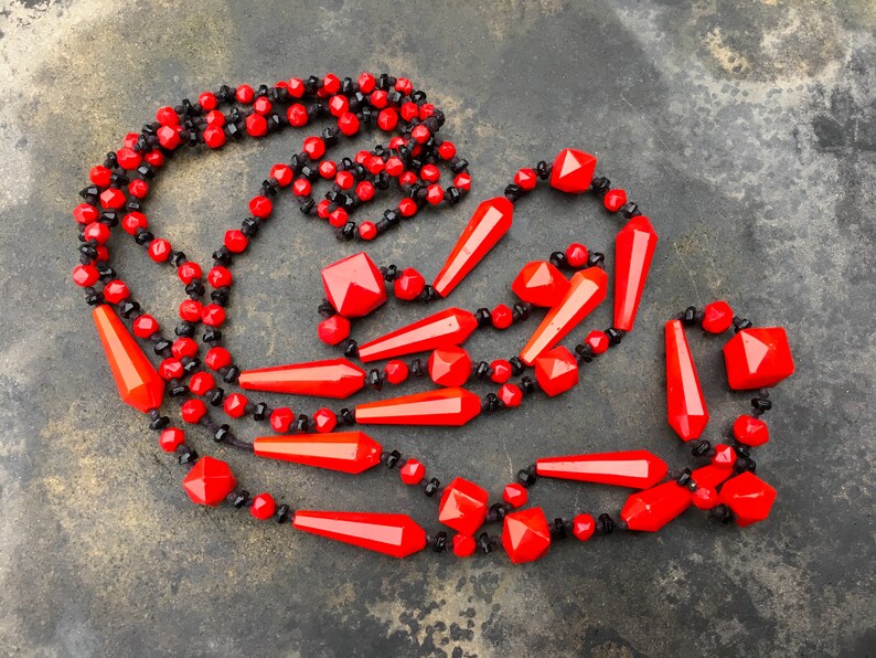 faceted beaded necklace in brilliant red and black. Czech Deco era knotted