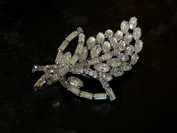 Weiss crystal brooch. Festive bling in excellent … - image 9