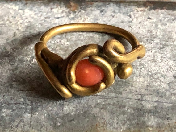 Brutalist ring in coral and brass. 1970s art ring… - image 4