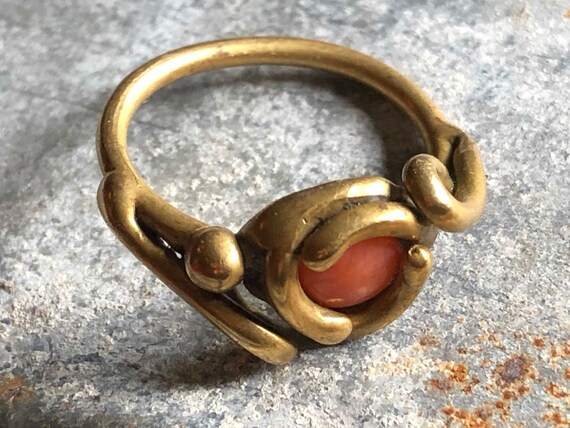 Brutalist ring in coral and brass. 1970s art ring… - image 9