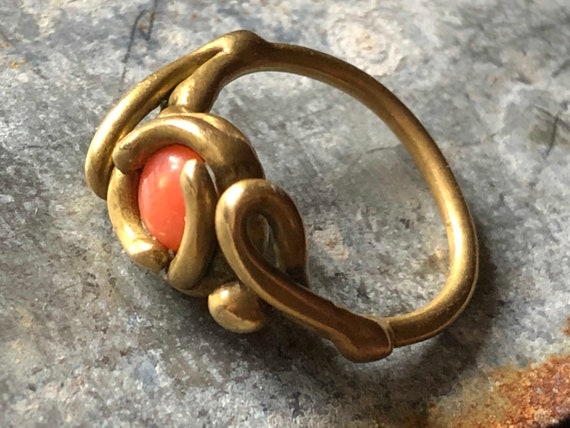 Brutalist ring in coral and brass. 1970s art ring… - image 2