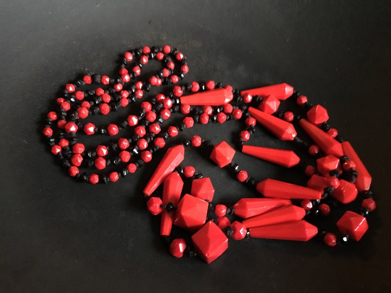 faceted beaded necklace in brilliant red and black. Czech Deco era knotted