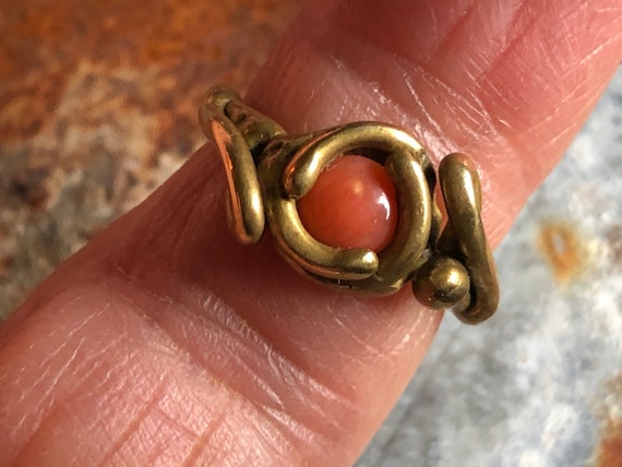 Brutalist ring in coral and brass. 1970s art ring… - image 5