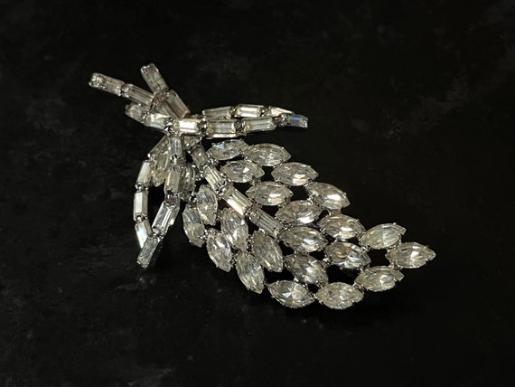 Weiss crystal brooch. Festive bling in excellent … - image 8