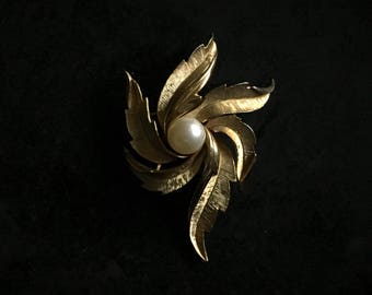 Vintage Trifari gold tone leaf swirl brooch with faux pearl