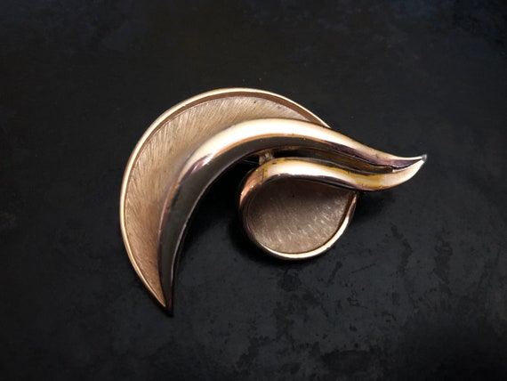 Vintage Trifari gold tone split leaf brooch. Gest… - image 2