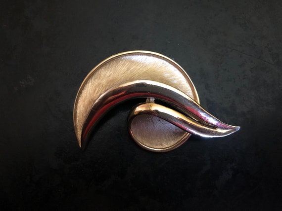 Vintage Trifari gold tone split leaf brooch. Gest… - image 1