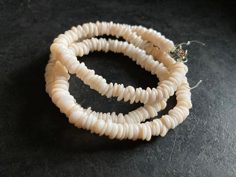 Sweet and refined for the desert island Vintage petit natural puka shell necklace Needs restringing!