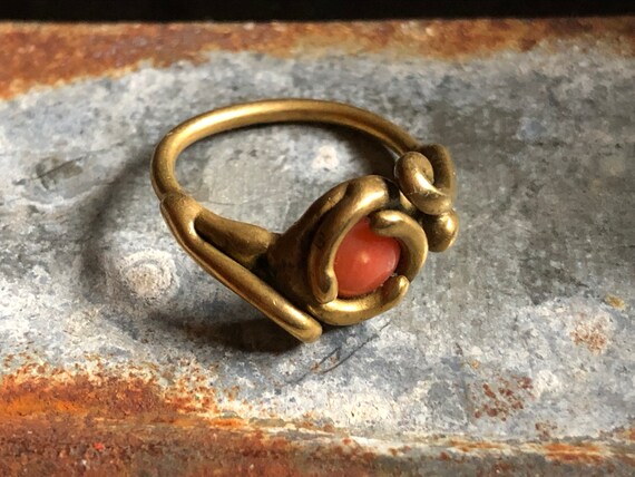 Brutalist ring in coral and brass. 1970s art ring… - image 6