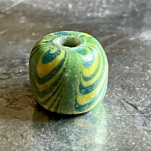 Zeer kleine, oude Indonesische gekamde Jatim Pelangi-kraal uit Oost-Java. Fijne verzamelkraal,