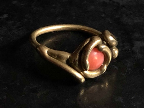 Brutalist ring in coral and brass. 1970s art ring… - image 7