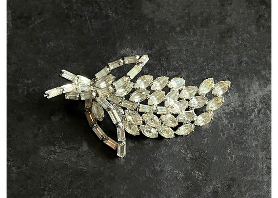 Weiss crystal brooch. Festive bling in excellent … - image 10