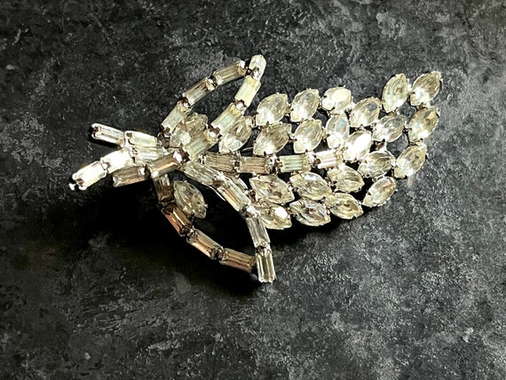 Weiss crystal brooch. Festive bling in excellent … - image 2