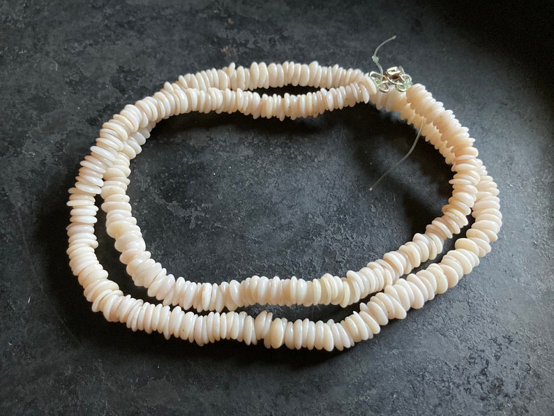 Sweet and refined for the desert island Vintage petit natural puka shell necklace Needs restringing!