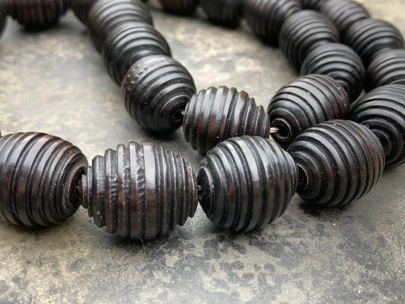 Modern. Elegant Graduated necklace of blackened wooden beads with carved grooves