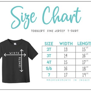 K&ouml;nnte beinhalten: Ein schwarzes T-Shirt aus feinem Jersey f&uuml;r Kleinkinder mit einer Gr&ouml;&szlig;entabelle. Die Tabelle zeigt die Ma&szlig;e in Zoll f&uuml;r Breite und L&auml;nge, von Gr&ouml;&szlig;e 2T bis 7. Der Text "Size Chart" ist in t&uuml;rkisfarbener Schrift.