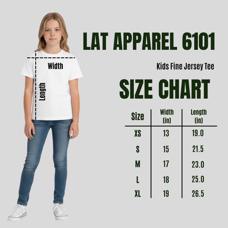 K&ouml;nnte beinhalten: Ein junger Mensch tr&auml;gt ein wei&szlig;es T-Shirt und eine blaue Jeans. Das Bild enth&auml;lt eine Gr&ouml;&szlig;entabelle f&uuml;r ein Kids Fine Jersey Tee, mit Ma&szlig;en in Zentimetern. Die Tabelle listet die Gr&ouml;&szlig;en XS bis XL auf.