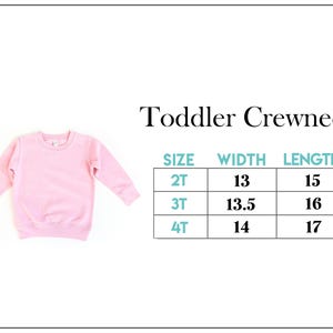 K&ouml;nnte beinhalten: Hellrosa Kleinkind-Crewneck-Sweatshirt. Das Bild enth&auml;lt eine Gr&ouml;&szlig;entabelle mit Ma&szlig;en in cm: Breite 33-35,5 cm, L&auml;nge 38-43 cm. Der Text "Toddler Crewneck" befindet sich &uuml;ber der Gr&ouml;&szlig;entabelle.