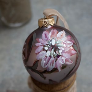 Ornamento artistico dipinto a mano, dalia, ornamento artistico per le feste, dipinto floreale, ornamento in vetro, nastro di velluto, dalie color lavanda polverosa