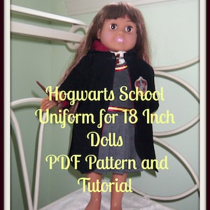 Puede incluir: Una muñeca con uniforme de Hogwarts, que incluye una túnica negra, falda gris y corbata a rayas rojas y doradas. El texto de la imagen dice: "Hogwarts School Uniform para muñecas de 45.7 cm PDF Pattern and Tutorial."