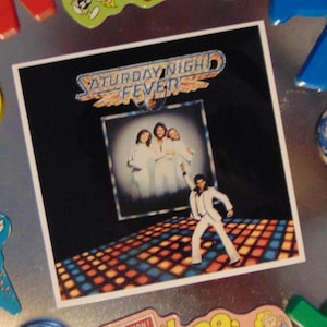 SATURDAY NIGHT FEVER Fridge Magnet Gift Disco Music Movie John Travolta Bee Gees Album