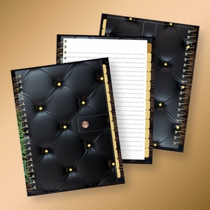 Puede incluir: Tres cuadernos negros encuadernados en cuero con detalles dorados y una encuadernación en espiral. Los cuadernos tienen un diseño acolchado y un índice con pestañas doradas.