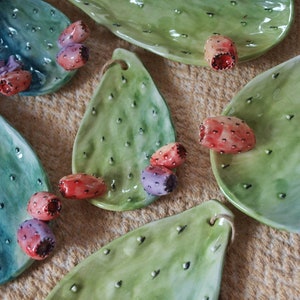 Ceramic saucer designed and handmade with prickly pear scoop, fruits and flowers