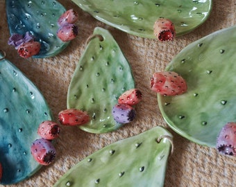 Ceramic saucer designed and handmade with prickly pear scoop, fruits and flowers