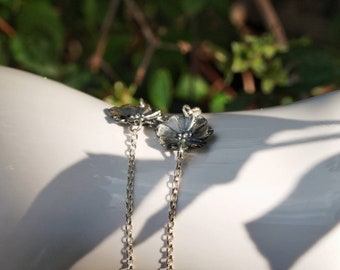 Thin silver bracelet with handmade daisy