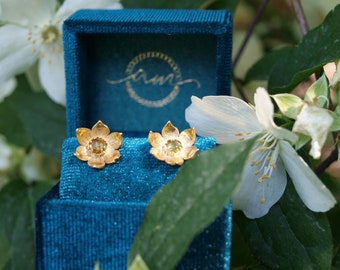 Earrings with six-petaled flowers and central tourmaline in yellow gold finish