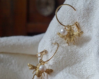 Hoop earrings with bee and white pearl