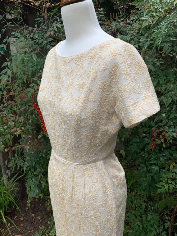 1950s Floral Embroidered Cream Wiggle Dress • Mad… - image 5